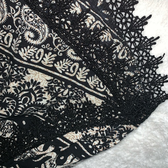 Black and white pattern shorts with lace trims - Picture 3 of 7